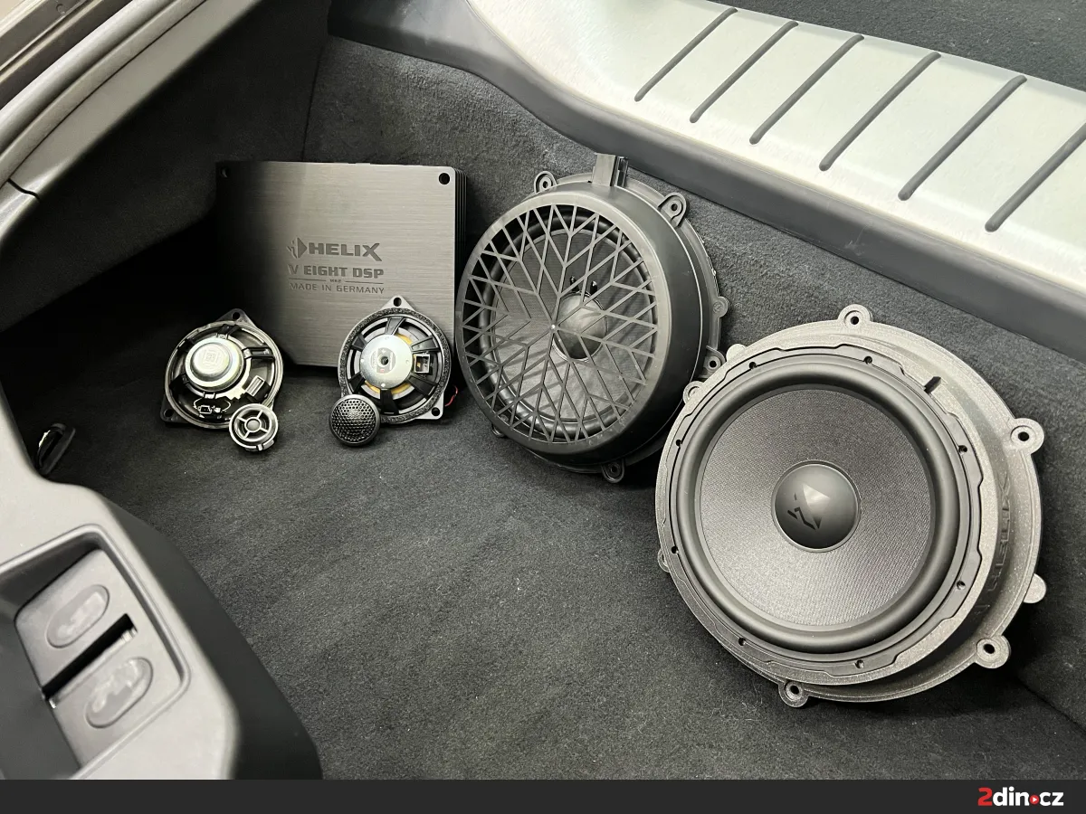 Reproduktory Helix Compose Ci7 vedle továrních reproduktorů z Porsche Cayman GTS